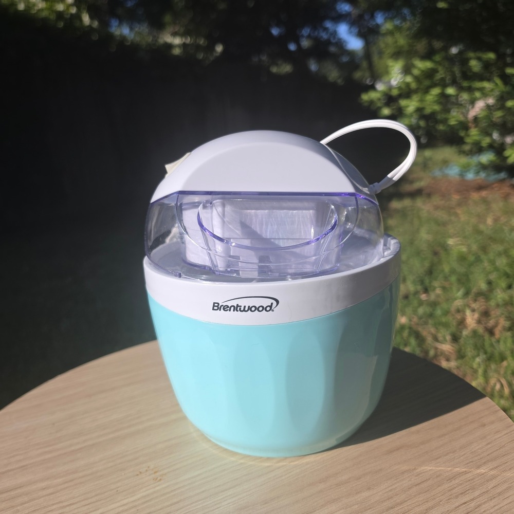 Brentwood IC-20B Electric Ice Cream Maker 20oz Blue White Personal Size Machine